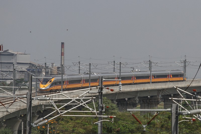 Kereta Cepat Jakarta Bandung (KCJB) atau Comprehensive Inspection Train (CIT) terlihat saat uji coba pada 23 Mei 2023 di Stasiun Kereta Api Tegalluar di Bandung. PT Kereta Cepat Indonesia China (KCIC) melakukan Hot Sliding Test pada KA CIT dari Stasiun Tegalluar Kabupaten Bandung menuju Stasiun Halim Jakarta dengan kecepatan maksimal 80 kilometer per jam. (Algi Febri Sugita/NurPhoto via Getty Images)
