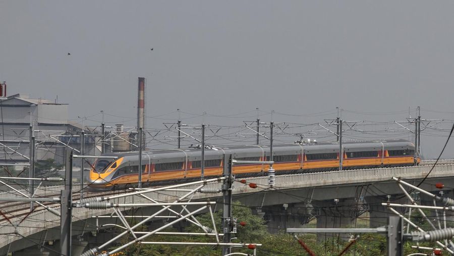 Kereta Cepat Jakarta Bandung (KCJB) atau Comprehensive Inspection Train (CIT) terlihat saat uji coba pada 23 Mei 2023 di Stasiun Kereta Api Tegalluar di Bandung. PT Kereta Cepat Indonesia China (KCIC) melakukan Hot Sliding Test pada KA CIT dari Stasiun Tegalluar Kabupaten Bandung menuju Stasiun Halim Jakarta dengan kecepatan maksimal 80 kilometer per jam. (Algi Febri Sugita/NurPhoto via Getty Images)
