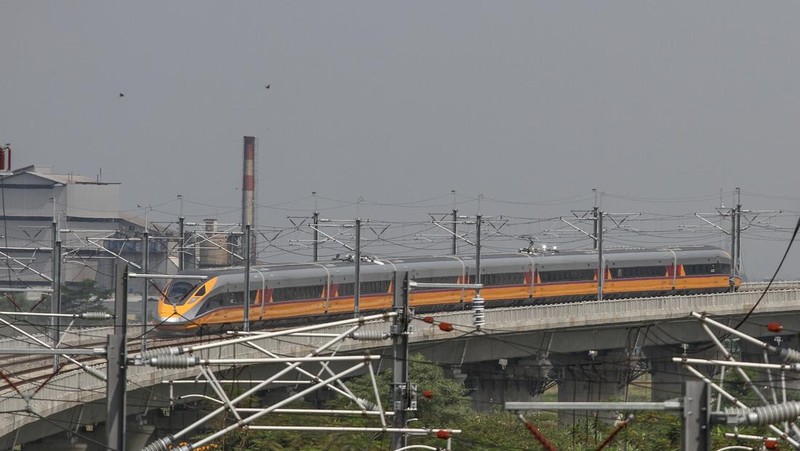 Kereta Cepat Jakarta Bandung (KCJB) atau Comprehensive Inspection Train (CIT) terlihat saat uji coba pada 23 Mei 2023 di Stasiun Kereta Api Tegalluar di Bandung. PT Kereta Cepat Indonesia China (KCIC) melakukan Hot Sliding Test pada KA CIT dari Stasiun Tegalluar Kabupaten Bandung menuju Stasiun Halim Jakarta dengan kecepatan maksimal 80 kilometer per jam. (Algi Febri Sugita/NurPhoto via Getty Images)