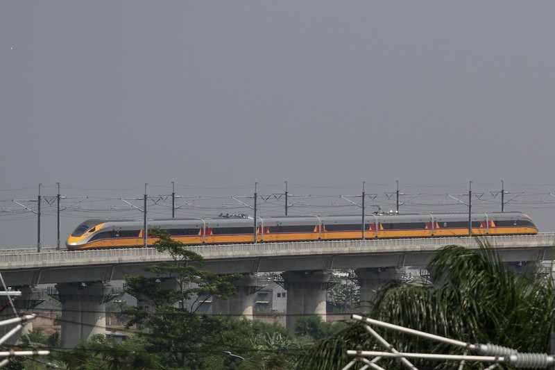 Kereta Cepat Jakarta Bandung (KCJB) atau Comprehensive Inspection Train (CIT) terlihat saat uji coba pada 23 Mei 2023 di Stasiun Kereta Api Tegalluar di Bandung. Kereta Cepat Jakarta Bandung (KCJB) atau Comprehensive Inspection Train (CIT) terlihat saat uji coba pada 23 Mei 2023 di Stasiun Kereta Api Tegalluar di Bandung. PT Kereta Cepat Indonesia China (KCIC) melakukan Hot Sliding Test pada KA CIT dari Stasiun Tegalluar Kabupaten Bandung menuju Stasiun Halim Jakarta dengan kecepatan maksimal 80 kilometer per jam. (Algi Febri Sugita/NurPhoto via Getty Images)