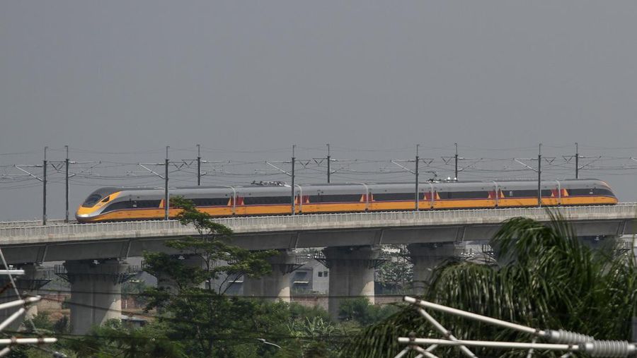 Kereta Cepat Jakarta Bandung (KCJB) atau Comprehensive Inspection Train (CIT) terlihat saat uji coba pada 23 Mei 2023 di Stasiun Kereta Api Tegalluar di Bandung. PT Kereta Cepat Indonesia China (KCIC) melakukan Hot Sliding Test pada KA CIT dari Stasiun Tegalluar Kabupaten Bandung menuju Stasiun Halim Jakarta dengan kecepatan maksimal 80 kilometer per jam. (Algi Febri Sugita/NurPhoto via Getty Images)
