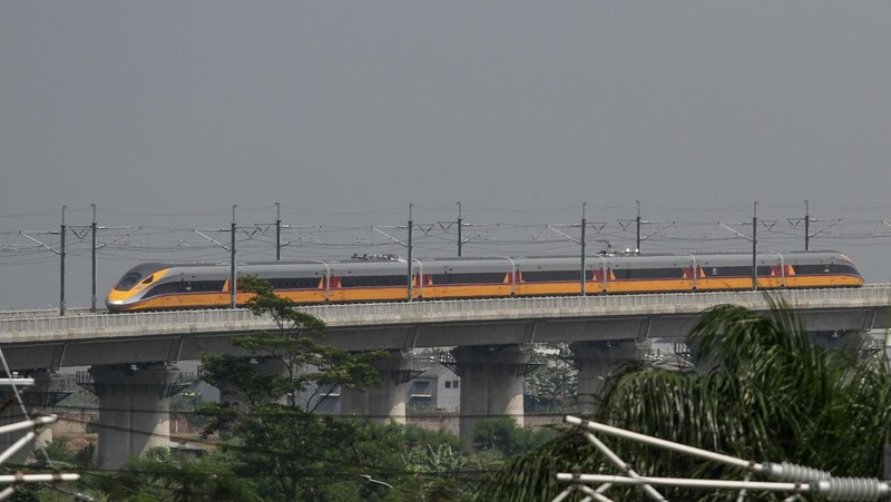 Kereta Cepat Jakarta Bandung (KCJB) atau Comprehensive Inspection Train (CIT) terlihat saat uji coba pada 23 Mei 2023 di Stasiun Kereta Api Tegalluar di Bandung. PT Kereta Cepat Indonesia China (KCIC) melakukan Hot Sliding Test pada KA CIT dari Stasiun Tegalluar Kabupaten Bandung menuju Stasiun Halim Jakarta dengan kecepatan maksimal 80 kilometer per jam. (Algi Febri Sugita/NurPhoto via Getty Images)