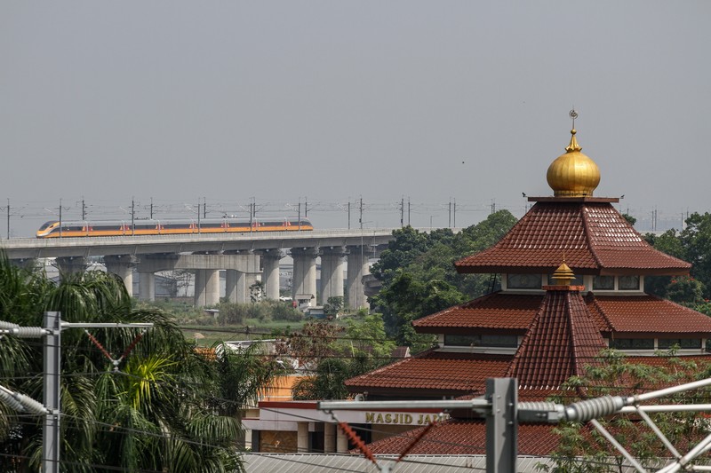 Kereta Cepat Jakarta Bandung (KCJB) atau Comprehensive Inspection Train (CIT) terlihat saat uji coba pada 23 Mei 2023 di Stasiun Kereta Api Tegalluar di Bandung. PT Kereta Cepat Indonesia China (KCIC) melakukan Hot Sliding Test pada KA CIT dari Stasiun Tegalluar Kabupaten Bandung menuju Stasiun Halim Jakarta dengan kecepatan maksimal 80 kilometer per jam. (Algi Febri Sugita/NurPhoto via Getty Images)