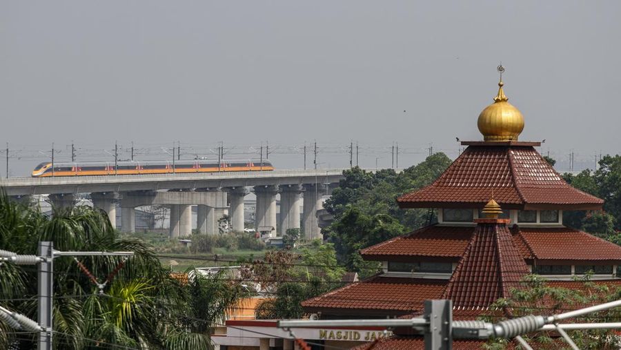 Kereta Cepat Jakarta Bandung (KCJB) atau Comprehensive Inspection Train (CIT) terlihat saat uji coba pada 23 Mei 2023 di Stasiun Kereta Api Tegalluar di Bandung. PT Kereta Cepat Indonesia China (KCIC) melakukan Hot Sliding Test pada KA CIT dari Stasiun Tegalluar Kabupaten Bandung menuju Stasiun Halim Jakarta dengan kecepatan maksimal 80 kilometer per jam. (Algi Febri Sugita/NurPhoto via Getty Images)