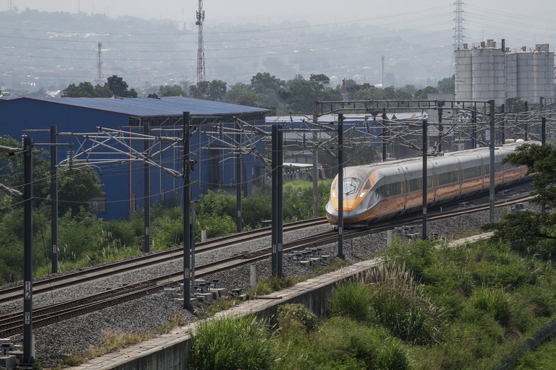Kereta Cepat Jakarta Bandung (KCJB) atau Comprehensive Inspection Train (CIT) terlihat saat uji coba pada 23 Mei 2023 di Stasiun Kereta Api Tegalluar di Bandung. PT Kereta Cepat Indonesia China (KCIC) melakukan Hot Sliding Test pada KA CIT dari Stasiun Tegalluar Kabupaten Bandung menuju Stasiun Halim Jakarta dengan kecepatan maksimal 80 kilometer per jam. (Algi Febri Sugita/NurPhoto via Getty Images)