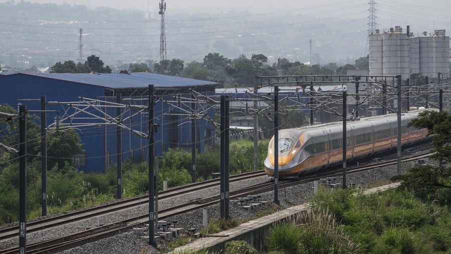 Kereta Cepat Jakarta Bandung (KCJB) atau Comprehensive Inspection Train (CIT) terlihat saat uji coba pada 23 Mei 2023 di Stasiun Kereta Api Tegalluar di Bandung. PT Kereta Cepat Indonesia China (KCIC) melakukan Hot Sliding Test pada KA CIT dari Stasiun Tegalluar Kabupaten Bandung menuju Stasiun Halim Jakarta dengan kecepatan maksimal 80 kilometer per jam. (Algi Febri Sugita/NurPhoto via Getty Images)