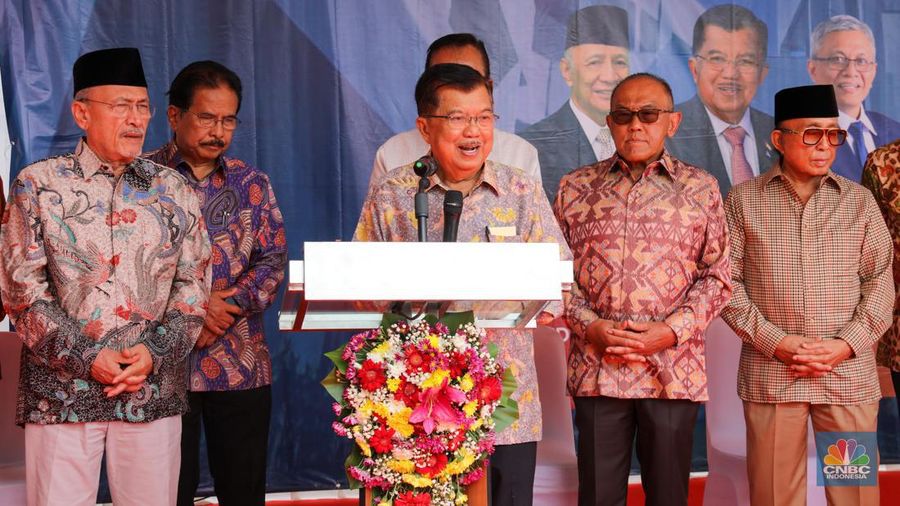Ketua Dewan Pembina Yayasan Wakaf Paramadina Dr. (HC) Drs. H.M. Jusuf Kalla menekan tombol dimulainya pembangunan Gedung A Universitas Paramadina Kampus Cipayung, Jakarta Timur, Selasa (23/5/2023). (CNBC Indonesia/Faisal Rahman)