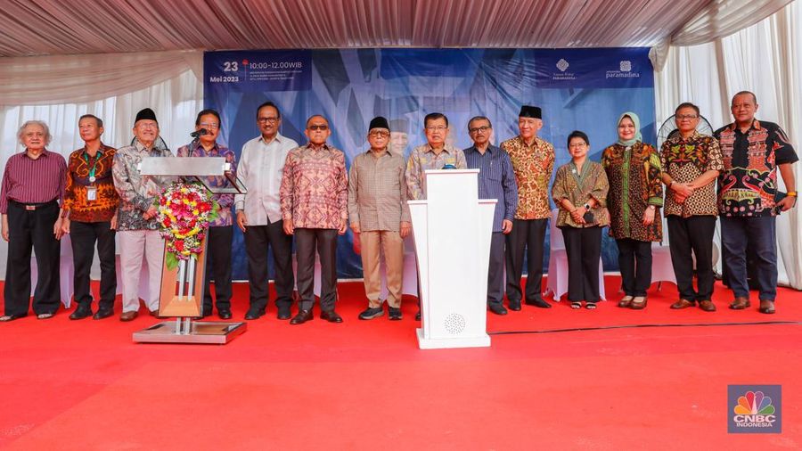 Ketua Dewan Pembina Yayasan Wakaf Paramadina Dr. (HC) Drs. H.M. Jusuf Kalla menekan tombol dimulainya pembangunan Gedung A Universitas Paramadina Kampus Cipayung, Jakarta Timur, Selasa (23/5/2023). (CNBC Indonesia/Faisal Rahman)