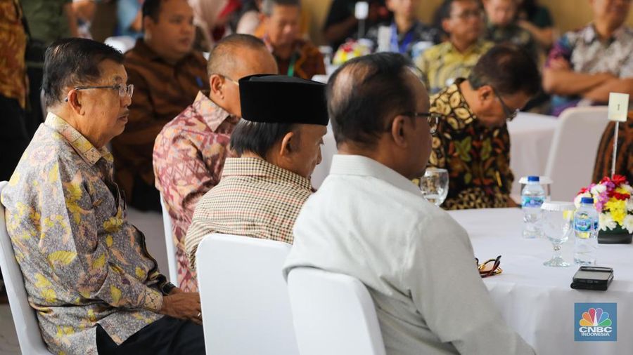 Ketua Dewan Pembina Yayasan Wakaf Paramadina Dr. (HC) Drs. H.M. Jusuf Kalla menekan tombol dimulainya pembangunan Gedung A Universitas Paramadina Kampus Cipayung, Jakarta Timur, Selasa (23/5/2023). (CNBC Indonesia/Faisal Rahman)