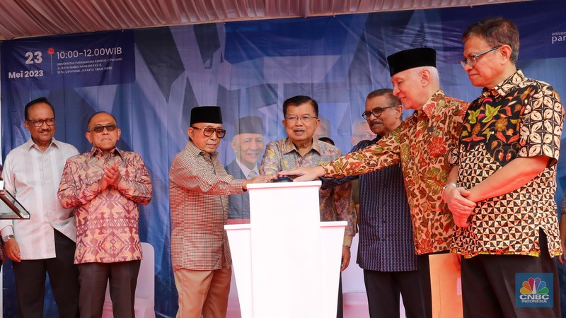 Ketua Dewan Pembina Yayasan Wakaf Paramadina Dr. (HC) Drs. H.M. Jusuf Kalla menekan tombol dimulainya pembangunan Gedung A Universitas Paramadina Kampus Cipayung, Jakarta Timur, Selasa (23/5/2023). (CNBC Indonesia/Faisal Rahman) Ketua Dewan Pembina Yayasan Wakaf Paramadina Dr. (HC) Drs. H.M. Jusuf Kalla menekan tombol dimulainya pembangunan Gedung A Universitas Paramadina Kampus Cipayung, Jakarta Timur, Selasa (23/5/2023). (CNBC Indonesia/Faisal Rahman)