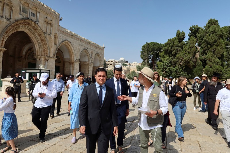 Menteri Keamanan Nasional Israel Itamar Ben-Gvir (berdasi biru) saat mengunjungi kompleks Masjid Al-Aqsa. (via REUTERS/Minhelet Har-Habait, Temple Moun) Menteri Keamanan Nasional Israel Itamar Ben-Gvir (berdasi biru) saat mengunjungi kompleks Masjid Al-Aqsa. (via REUTERS/Minhelet Har-Habait, Temple Moun)