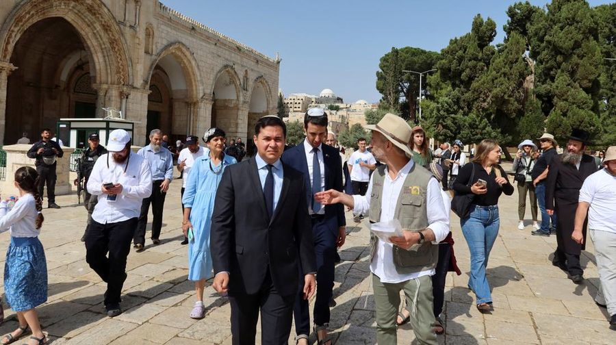 Menteri Keamanan Nasional Israel Itamar Ben-Gvir (berdasi biru) saat mengunjungi kompleks Masjid Al-Aqsa. (via REUTERS/Minhelet Har-Habait, Temple Moun)