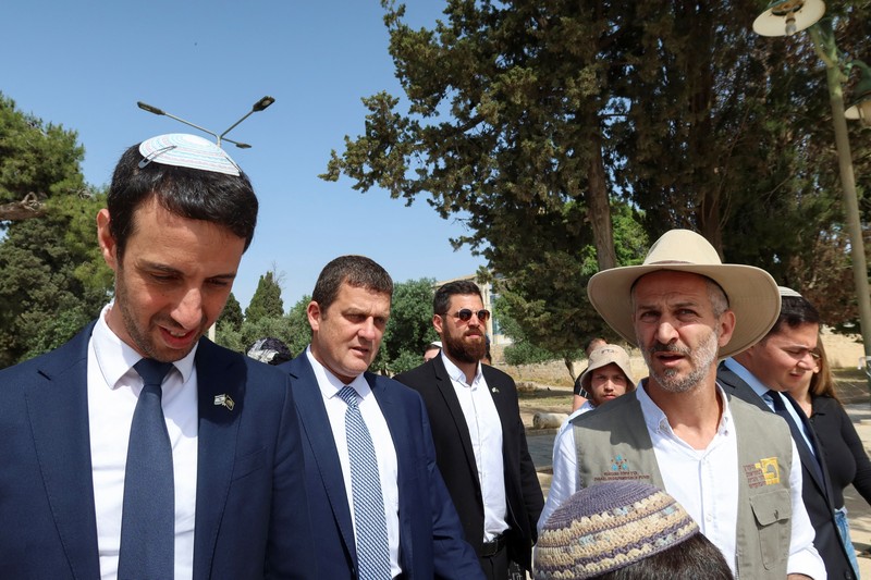 Menteri Keamanan Nasional Israel Itamar Ben-Gvir (berdasi biru) saat mengunjungi kompleks Masjid Al-Aqsa. (via REUTERS/Minhelet Har-Habait, Temple Moun) Menteri Keamanan Nasional Israel Itamar Ben-Gvir (berdasi biru) saat mengunjungi kompleks Masjid Al-Aqsa. (via REUTERS/Minhelet Har-Habait, Temple Moun)