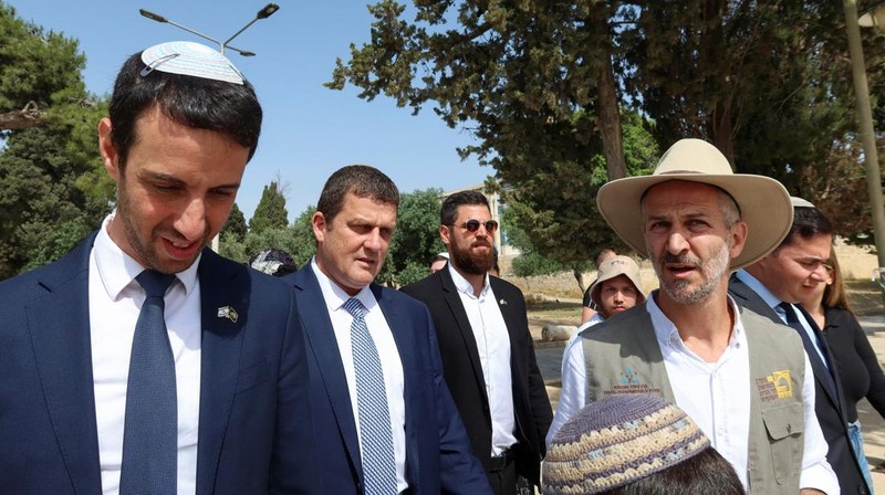 Menteri Keamanan Nasional Israel Itamar Ben-Gvir (berdasi biru) saat mengunjungi kompleks Masjid Al-Aqsa. (via REUTERS/Minhelet Har-Habait, Temple Moun)