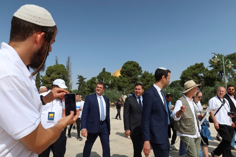 Menteri Keamanan Nasional Israel Itamar Ben-Gvir (berdasi biru) saat mengunjungi kompleks Masjid Al-Aqsa. (via REUTERS/Minhelet Har-Habait, Temple Moun)