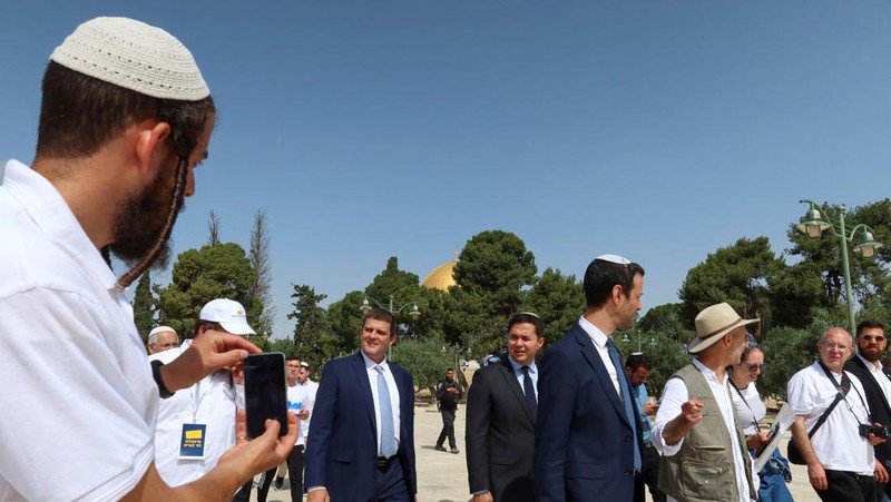 Menteri Keamanan Nasional Israel Itamar Ben-Gvir (berdasi biru) saat mengunjungi kompleks Masjid Al-Aqsa. (via REUTERS/Minhelet Har-Habait, Temple Moun)