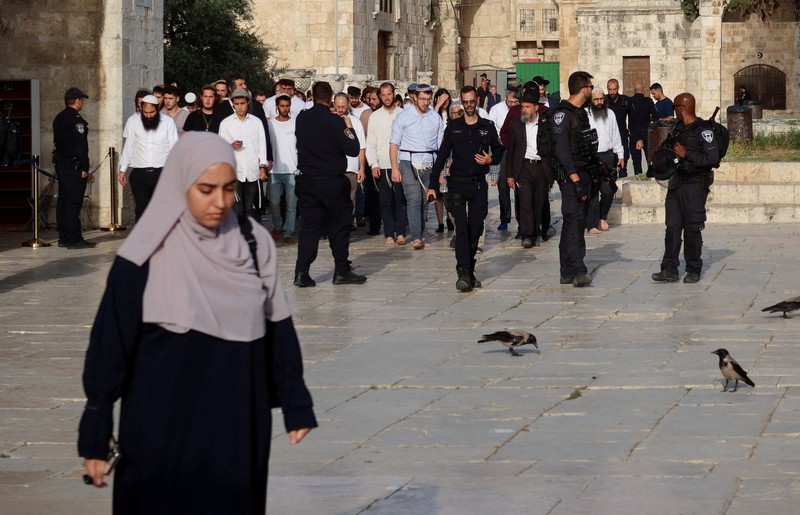 Menteri Keamanan Nasional Israel Itamar Ben-Gvir (berdasi biru) saat mengunjungi kompleks Masjid Al-Aqsa. (via REUTERS/Minhelet Har-Habait, Temple Moun)