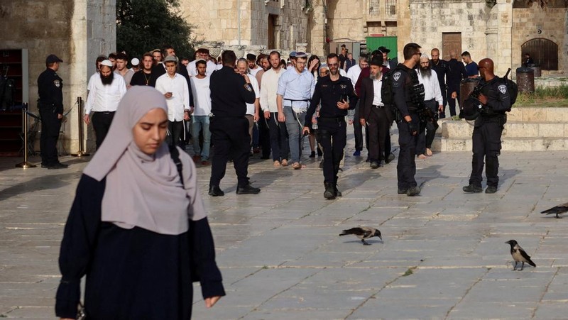 Menteri Keamanan Nasional Israel Itamar Ben-Gvir (berdasi biru) saat mengunjungi kompleks Masjid Al-Aqsa. (via REUTERS/Minhelet Har-Habait, Temple Moun)