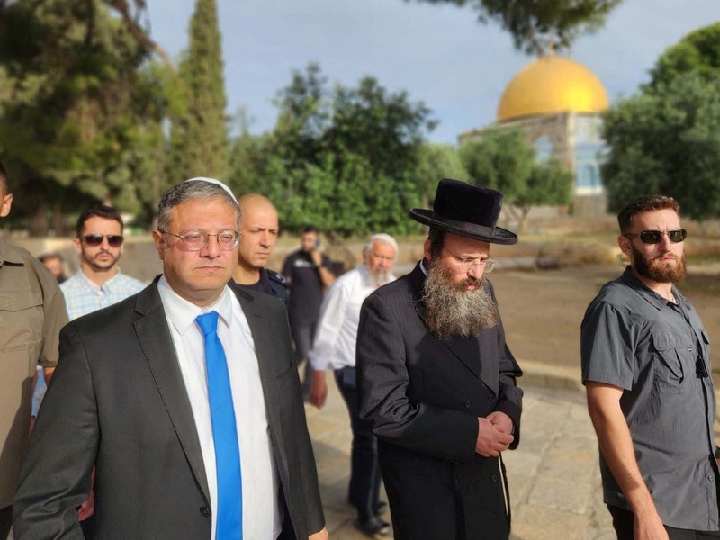 Menteri Keamanan Nasional Israel Itamar Ben-Gvir (berdasi biru) saat mengunjungi kompleks Masjid Al-Aqsa. (via REUTERS/Minhelet Har-Habait, Temple Moun)