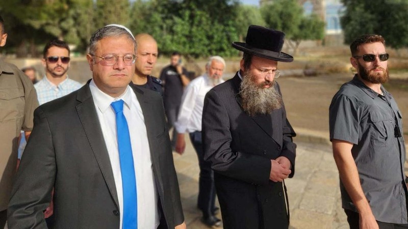 Menteri Keamanan Nasional Israel Itamar Ben-Gvir (berdasi biru) saat mengunjungi kompleks Masjid Al-Aqsa. (via REUTERS/Minhelet Har-Habait, Temple Moun)