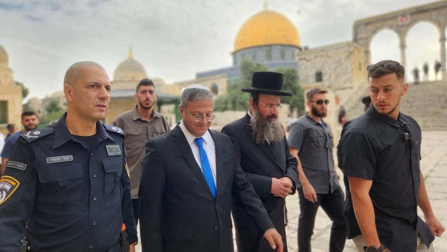 Menteri Keamanan Nasional Israel Itamar Ben-Gvir (berdasi biru) saat mengunjungi kompleks Masjid Al-Aqsa. (via REUTERS/Minhelet Har-Habait, Temple Moun)
