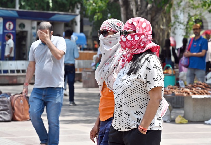 Orang-orang keluar di Gerbang India pada sore yang panas, pada 21 Mei 2023 di New Delhi, India. (Sanjeev Verma/Hindustan Times via Getty Images)