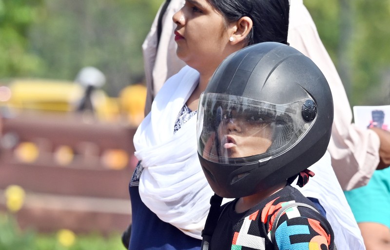 Orang-orang keluar di Gerbang India pada sore yang panas, pada 21 Mei 2023 di New Delhi, India. Orang-orang keluar di Gerbang India pada sore yang panas, pada 21 Mei 2023 di New Delhi, India. (Sanjeev Verma/Hindustan Times via Getty Images)