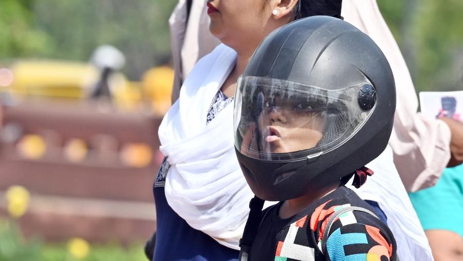 Orang-orang keluar di Gerbang India pada sore yang panas, pada 21 Mei 2023 di New Delhi, India. (Sanjeev Verma/Hindustan Times via Getty Images)
