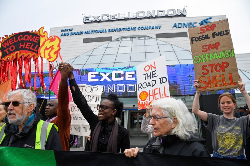 Petugas keamanan memindahkan pengunjuk rasa selama demonstrasi Fossil Free London di luar tempat pertemuan pemegang saham tahunan Shell, di pusat ExCeL, di London, Inggris 23 Mei 2023. Petugas keamanan memindahkan pengunjuk rasa selama demonstrasi Fossil Free London di luar tempat pertemuan pemegang saham tahunan Shell, di pusat ExCeL, di London, Inggris 23 Mei 2023. (REUTERS/Toby Melville)