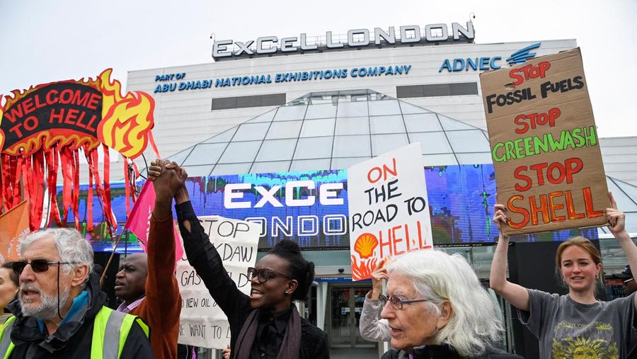 Petugas keamanan memindahkan pengunjuk rasa selama demonstrasi Fossil Free London di luar tempat pertemuan pemegang saham tahunan Shell, di pusat ExCeL, di London, Inggris 23 Mei 2023. (REUTERS/Toby Melville)