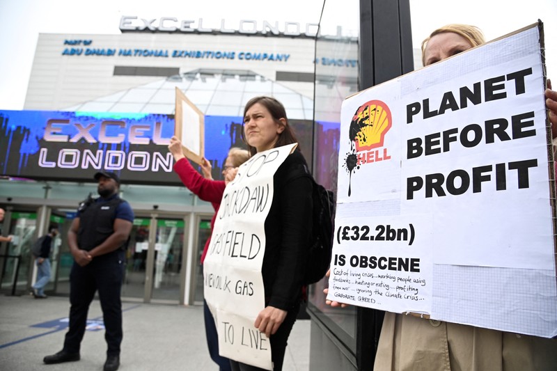 Petugas keamanan memindahkan pengunjuk rasa selama demonstrasi Fossil Free London di luar tempat pertemuan pemegang saham tahunan Shell, di pusat ExCeL, di London, Inggris 23 Mei 2023. (REUTERS/Toby Melville)