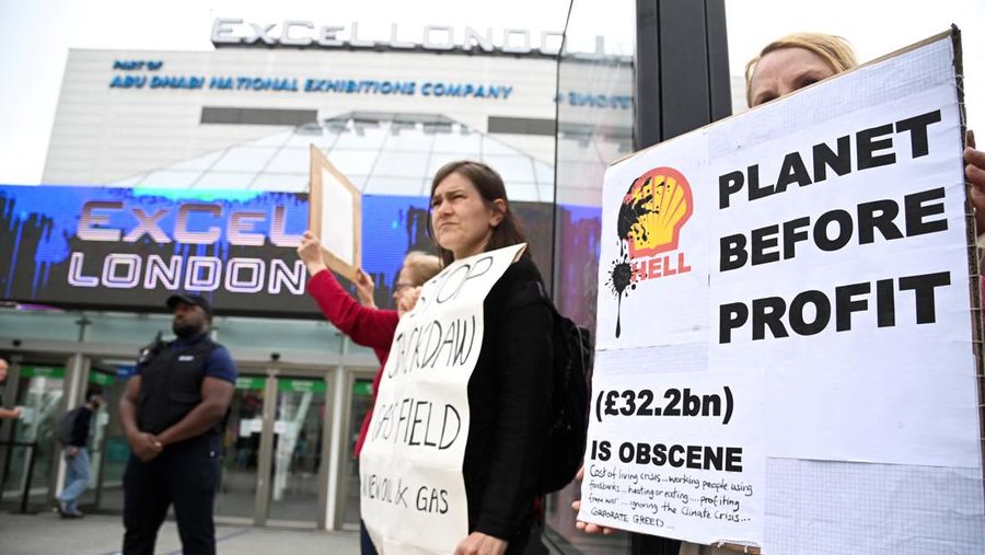 Petugas keamanan memindahkan pengunjuk rasa selama demonstrasi Fossil Free London di luar tempat pertemuan pemegang saham tahunan Shell, di pusat ExCeL, di London, Inggris 23 Mei 2023. (REUTERS/Toby Melville)