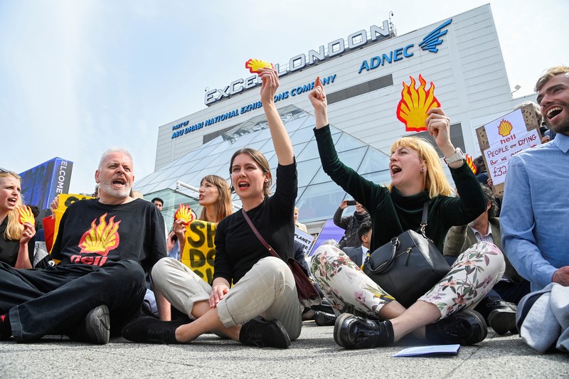 Petugas keamanan memindahkan pengunjuk rasa selama demonstrasi Fossil Free London di luar tempat pertemuan pemegang saham tahunan Shell, di pusat ExCeL, di London, Inggris 23 Mei 2023. Petugas keamanan memindahkan pengunjuk rasa selama demonstrasi Fossil Free London di luar tempat pertemuan pemegang saham tahunan Shell, di pusat ExCeL, di London, Inggris 23 Mei 2023. (REUTERS/Toby Melville)