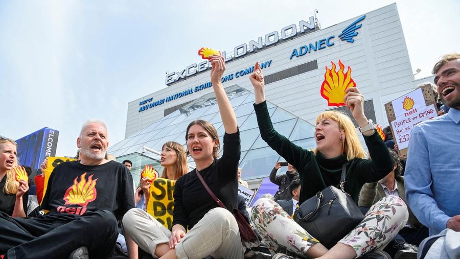 Petugas keamanan memindahkan pengunjuk rasa selama demonstrasi Fossil Free London di luar tempat pertemuan pemegang saham tahunan Shell, di pusat ExCeL, di London, Inggris 23 Mei 2023. (REUTERS/Toby Melville)