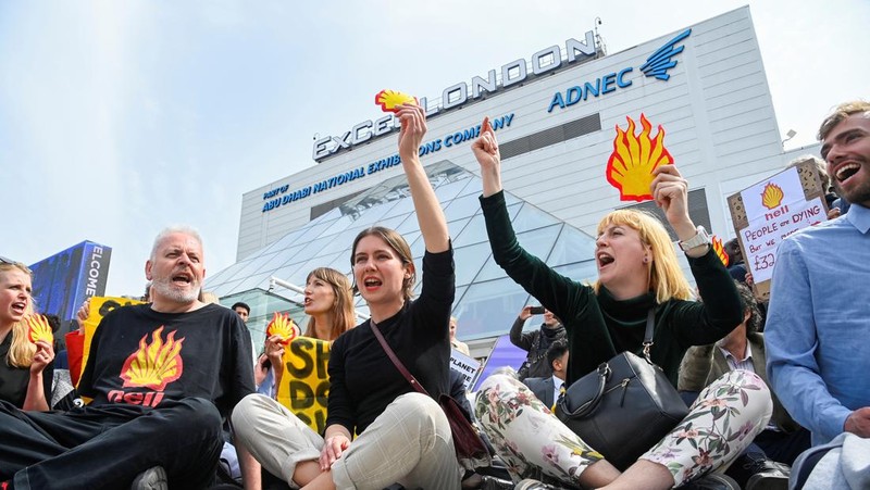 Petugas keamanan memindahkan pengunjuk rasa selama demonstrasi Fossil Free London di luar tempat pertemuan pemegang saham tahunan Shell, di pusat ExCeL, di London, Inggris 23 Mei 2023. (REUTERS/Toby Melville)
