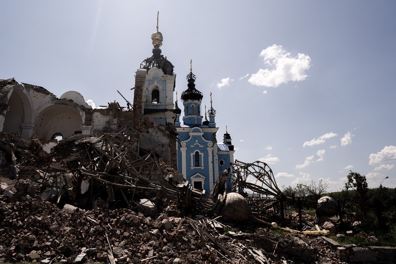 Pemandangan dari udara menunjukkan kehancuran di garis depan kota Bakhmut, di Ukraina Timur pada 23 Mei 2023. (Defense of Ukraine / Handout/Anadolu Agency via Getty Images)