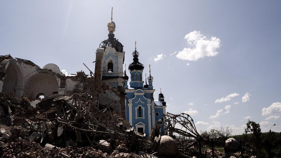 Pemandangan dari udara menunjukkan kehancuran di garis depan kota Bakhmut, di Ukraina Timur pada 23 Mei 2023. (Defense of Ukraine / Handout/Anadolu Agency via Getty Images)