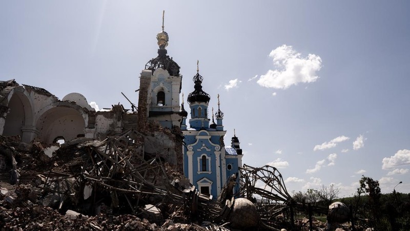 Pemandangan dari udara menunjukkan kehancuran di garis depan kota Bakhmut, di Ukraina Timur pada 23 Mei 2023. (Defense of Ukraine / Handout/Anadolu Agency via Getty Images)