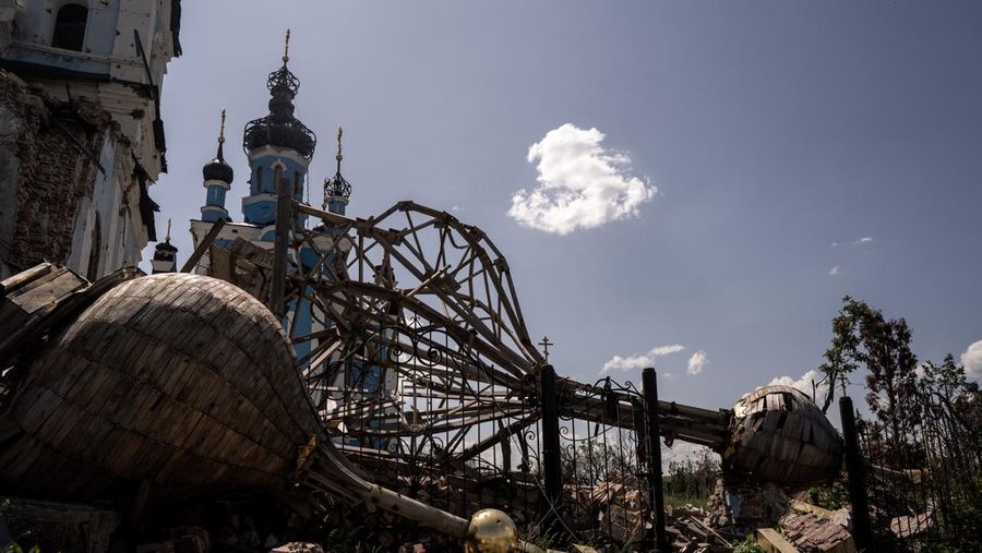 Pemandangan dari udara menunjukkan kehancuran di garis depan kota Bakhmut, di Ukraina Timur pada 23 Mei 2023. (Defense of Ukraine / Handout/Anadolu Agency via Getty Images)