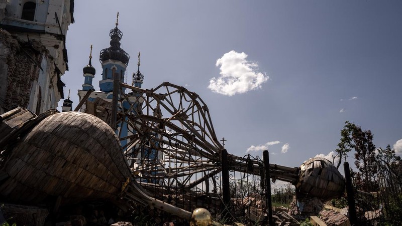 Pemandangan dari udara menunjukkan kehancuran di garis depan kota Bakhmut, di Ukraina Timur pada 23 Mei 2023. (Defense of Ukraine / Handout/Anadolu Agency via Getty Images)
