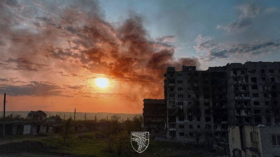 Pemandangan dari udara menunjukkan kehancuran di garis depan kota Bakhmut, di Ukraina Timur pada 23 Mei 2023. (Defense of Ukraine / Handout/Anadolu Agency via Getty Images)