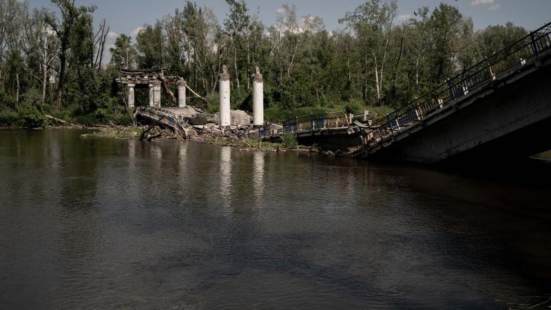 Pemandangan dari udara menunjukkan kehancuran di garis depan kota Bakhmut, di Ukraina Timur pada 23 Mei 2023. (Defense of Ukraine / Handout/Anadolu Agency via Getty Images)