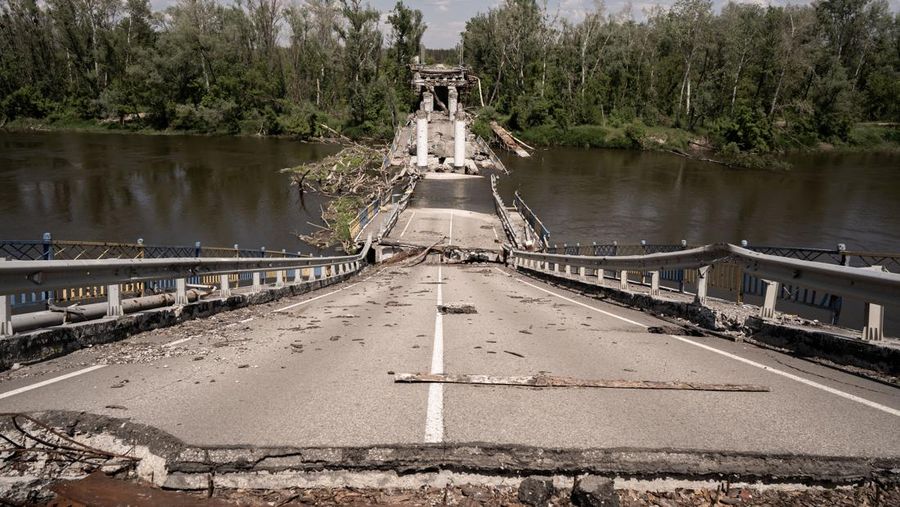 Pemandangan dari udara menunjukkan kehancuran di garis depan kota Bakhmut, di Ukraina Timur pada 23 Mei 2023. (Defense of Ukraine / Handout/Anadolu Agency via Getty Images)