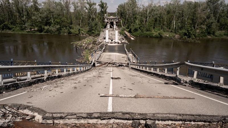 Pemandangan dari udara menunjukkan kehancuran di garis depan kota Bakhmut, di Ukraina Timur pada 23 Mei 2023. (Defense of Ukraine / Handout/Anadolu Agency via Getty Images)