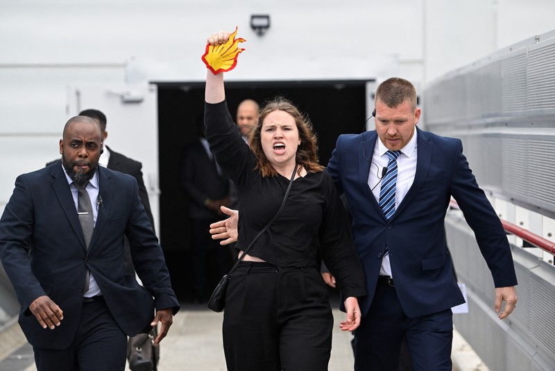 Petugas keamanan memindahkan pengunjuk rasa selama demonstrasi Fossil Free London di luar tempat pertemuan pemegang saham tahunan Shell, di pusat ExCeL, di London, Inggris 23 Mei 2023. Petugas keamanan memindahkan pengunjuk rasa selama demonstrasi Fossil Free London di luar tempat pertemuan pemegang saham tahunan Shell, di pusat ExCeL, di London, Inggris 23 Mei 2023. (REUTERS/Toby Melville)