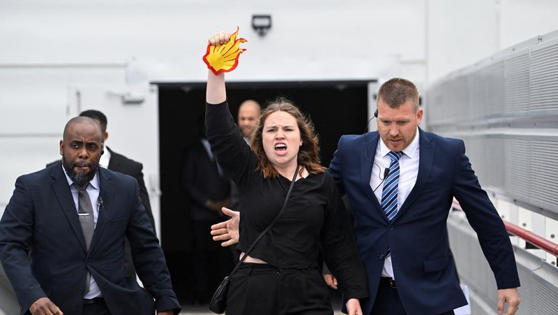 Petugas keamanan memindahkan pengunjuk rasa selama demonstrasi Fossil Free London di luar tempat pertemuan pemegang saham tahunan Shell, di pusat ExCeL, di London, Inggris 23 Mei 2023. (REUTERS/Toby Melville)