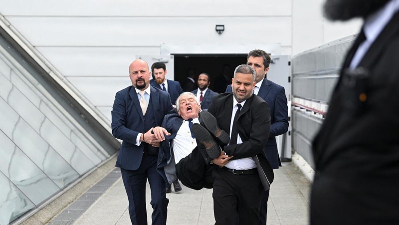 Petugas keamanan memindahkan pengunjuk rasa selama demonstrasi Fossil Free London di luar tempat pertemuan pemegang saham tahunan Shell, di pusat ExCeL, di London, Inggris 23 Mei 2023. (REUTERS/Toby Melville)
