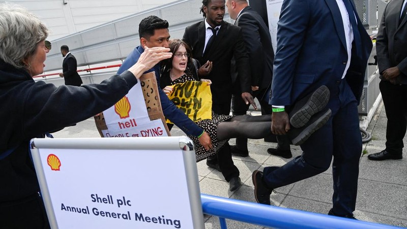 Petugas keamanan memindahkan pengunjuk rasa selama demonstrasi Fossil Free London di luar tempat pertemuan pemegang saham tahunan Shell, di pusat ExCeL, di London, Inggris 23 Mei 2023. (REUTERS/Toby Melville)