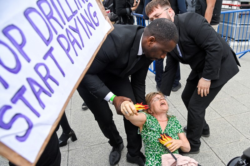 Petugas keamanan memindahkan pengunjuk rasa selama demonstrasi Fossil Free London di luar tempat pertemuan pemegang saham tahunan Shell, di pusat ExCeL, di London, Inggris 23 Mei 2023. Petugas keamanan memindahkan pengunjuk rasa selama demonstrasi Fossil Free London di luar tempat pertemuan pemegang saham tahunan Shell, di pusat ExCeL, di London, Inggris 23 Mei 2023. (REUTERS/Toby Melville)