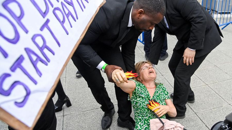 Petugas keamanan memindahkan pengunjuk rasa selama demonstrasi Fossil Free London di luar tempat pertemuan pemegang saham tahunan Shell, di pusat ExCeL, di London, Inggris 23 Mei 2023. (REUTERS/Toby Melville)